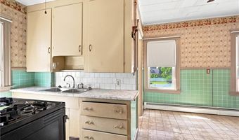 29 E Earle St, Cumberland, RI 02864