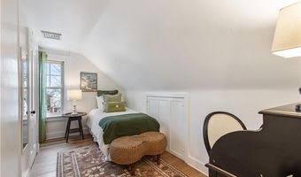 21 Bedlow Ave, Newport, RI 02840