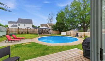 11 James Dr, Albany, NY 12211