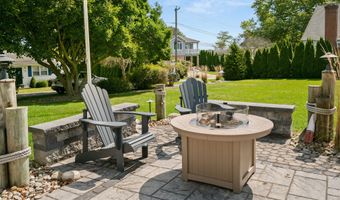 10 Hilltop Rd, East Lyme, CT 06357