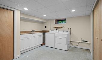 24 GREENWOOD Ln, Lincoln, RI 02865