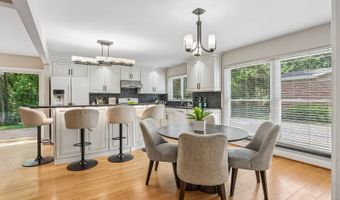 318 Algonquin Dr, Ballwin, MO 63011