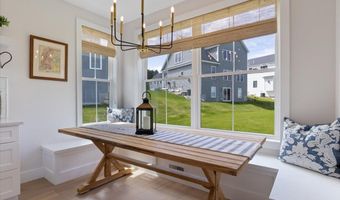 5 Cobblestone St, Falmouth, ME 04105