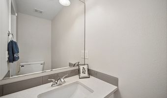 2205 Country Cove Ln, Altoona, IA 50009