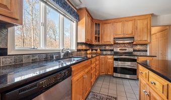 8 Summer Brook Ln, Cromwell, CT 06416