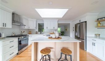 24 W Knollwood Cir, North Kingstown, RI 02852