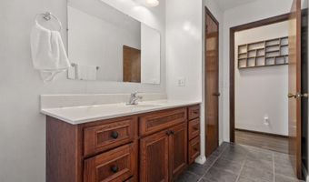 2325 Countryaire Estates Dr, Aberdeen, SD 57401