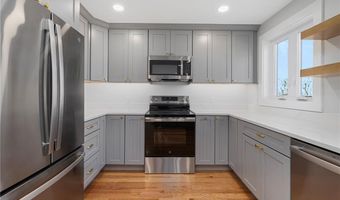 11 Gunning Ct, Middletown, RI 02842