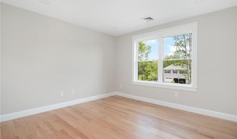 5 Braeburn Cir, Cranston, RI 02921