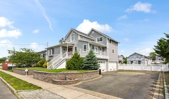 25 Meadow Ln, Amityville, NY 11701