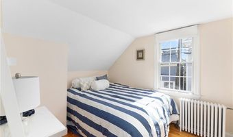 28 Extension St, Newport, RI 02840