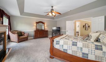 35 Shinnecock Hills Dr, Albany, NY 12205