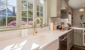 26 Vernon Ave, Newport, RI 02840