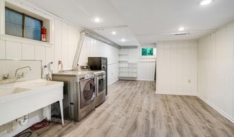 2420 N TAYLOR St, Arlington, VA 22207