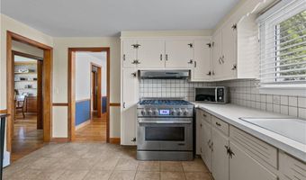 61 Richmond St, Bristol, RI 02809