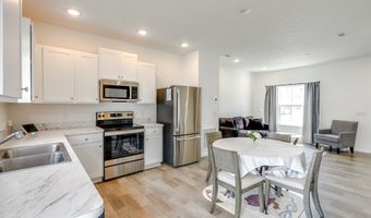 677 Crossings Ln, Akron, OH 44320