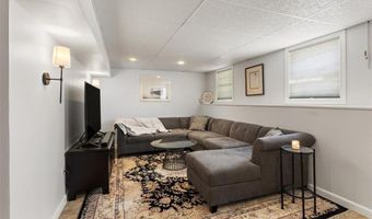 8 Mckay Ct, Warwick, RI 02889