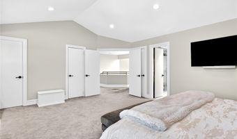 2 Crest Hollow Ln, Albertson, NY 11507