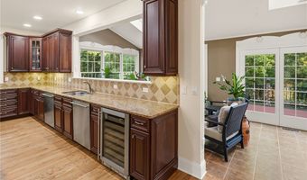 10 Lovegreen Ln, East Greenwich, RI 02818