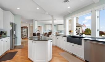 75 N Cliff Dr, Narragansett, RI 02882