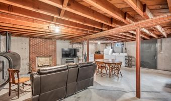6 Woodlawn Dr, Cromwell, CT 06416