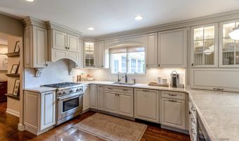 22205 W PINEVIEW Dr, Antioch, IL 60002
