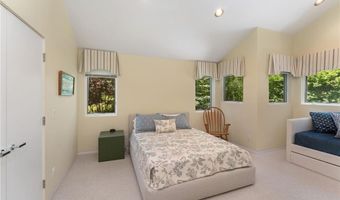 125 Woodruff Ave, Narragansett, RI 02882