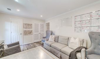 8 CARRIAGE HOUSE Cir, Alexandria, VA 22304