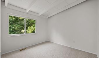 909 Parma Dr, Ballwin, MO 63021