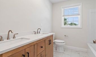 7 Betsey Williams Dr, Warwick, RI 02889