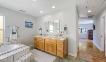 4876 Park Dr, Carlsbad, CA 92008