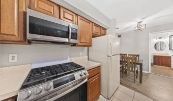 10 Stonyridge Dr, Bayonne, NJ 07035