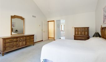 200 GREENTREE Cir, Aurora, OH 44202