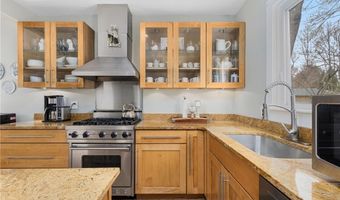 5 Conrad Ct, Newport, RI 02840