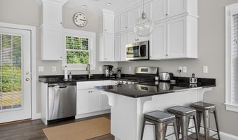 2 Kings Pine Ln, Arundel, ME 04046