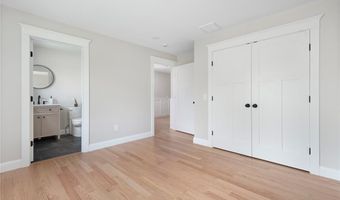 5 Braeburn Cir, Cranston, RI 02921