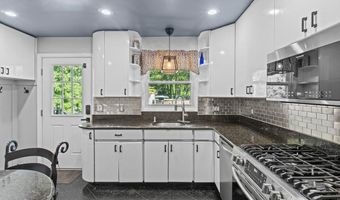 687 Hopping Rd, Belford, NJ 07718