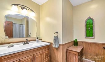 140 Library Ln, Banner Elk, NC 28604
