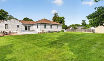 6 Harbor Pkwy, Clinton, CT 06413