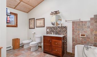 85 Gondola Ave, Jamestown, RI 02835