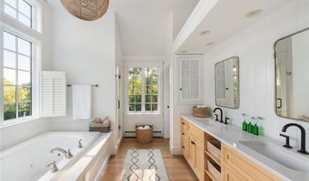 72 Summerfield Ln, Middletown, RI 02842