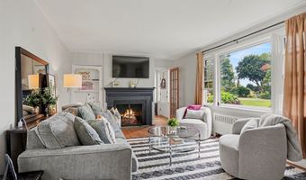 10 Crest Rd, Danbury, CT 06811