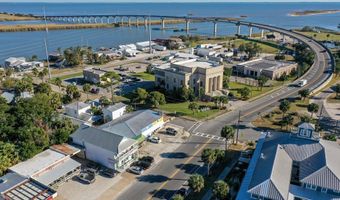 63 8th St, Apalachicola, FL 32320