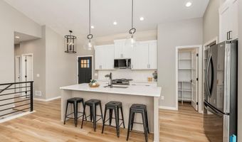 405 N Sunshine Ave, Brandon, SD 57005