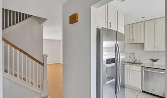 132 Point Of Woods Dr, Albany, NY 12203