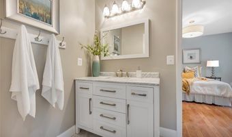 924 Forest Lake Ct, Ballwin, MO 63021