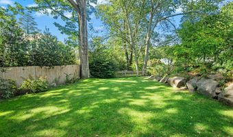 15 Queens Ln, Darien, CT 06820