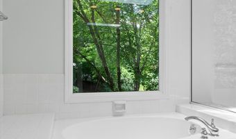 14 Cambridge Circle Ct, Ballwin, MO 63011