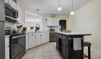 1710 Ridgeview Circle Dr, Ballwin, MO 63021