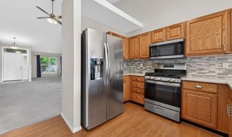 812 Whispering Village Cir, Ballwin, MO 63021